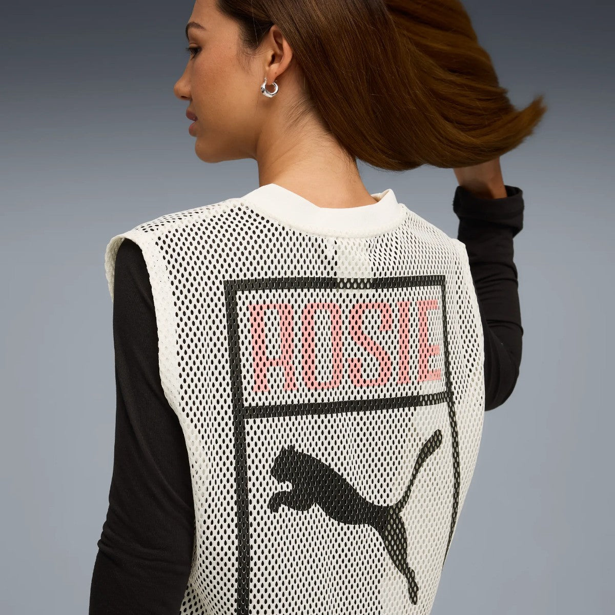 PUMA PUMA x ROSE RELAXED MESH TOP プーマ プーマ x ロゼ リラックスド メッシュ トップ 633804【レディース トップス メッシュ レイヤード ナンバリング コラボ 25FW】