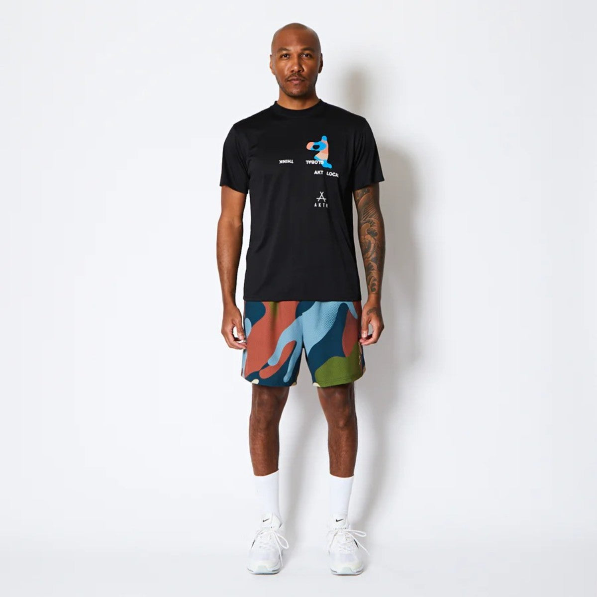 AKTR FREE MOTION SPORTS TEE アクター フリー モーション スポーツ Tシャツ 225-001005【メンズ 半袖Tシャツ スポーツウェア グラフィック 25FW】