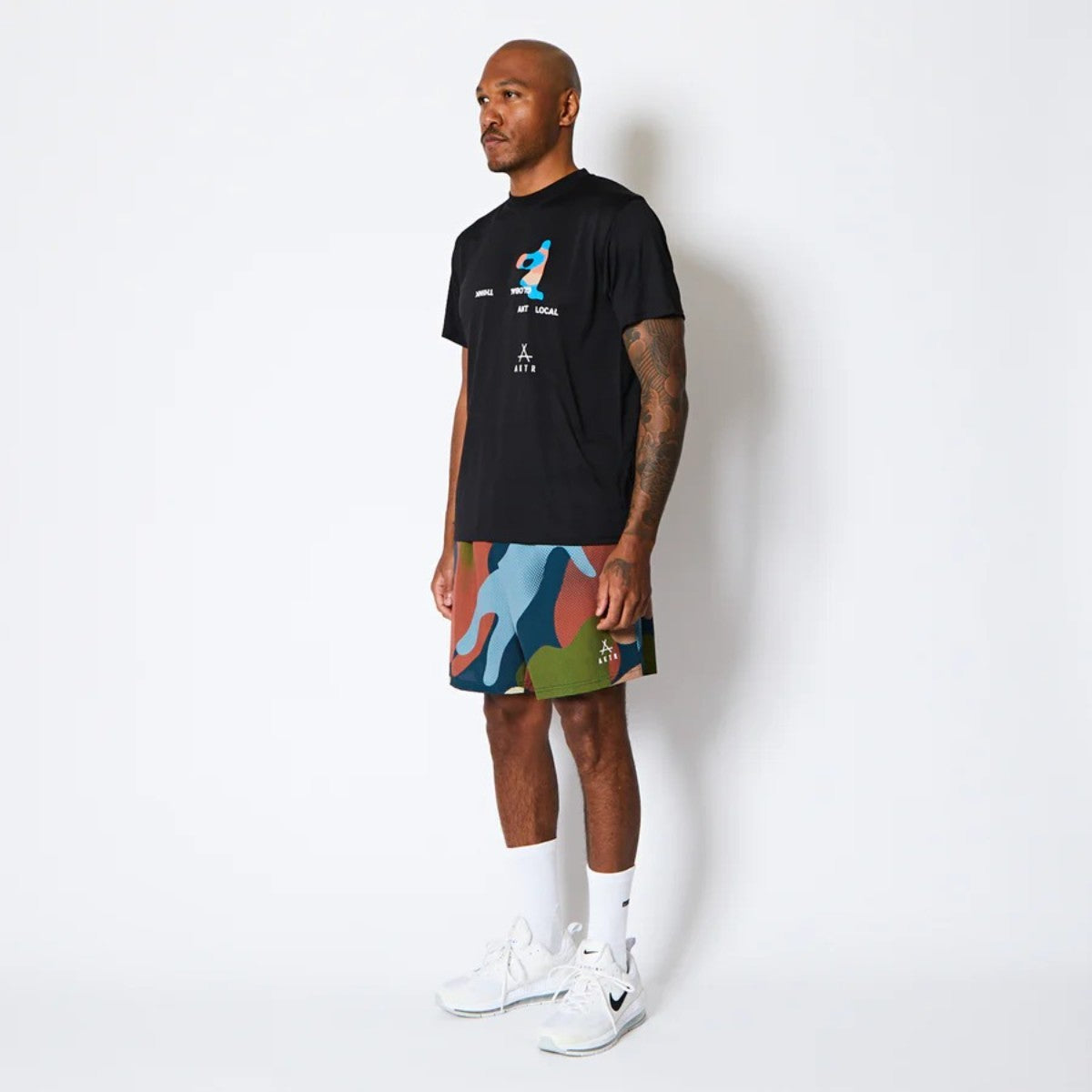 AKTR FREE MOTION SPORTS TEE アクター フリー モーション スポーツ Tシャツ 225-001005【メンズ 半袖Tシャツ スポーツウェア グラフィック 25FW】