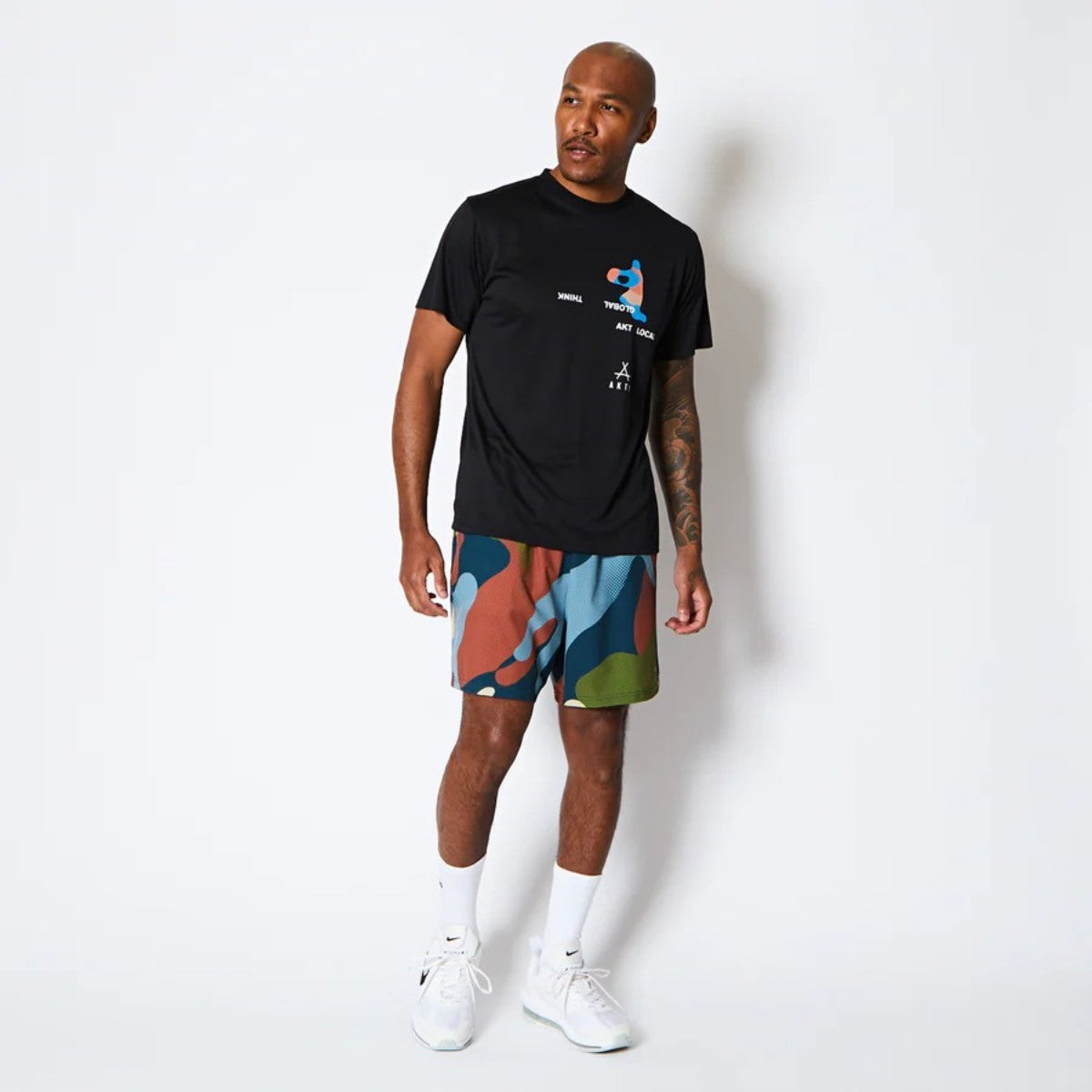 AKTR FREE MOTION SPORTS TEE アクター フリー モーション スポーツ Tシャツ 225-001005【メンズ 半袖Tシャツ スポーツウェア グラフィック 25FW】