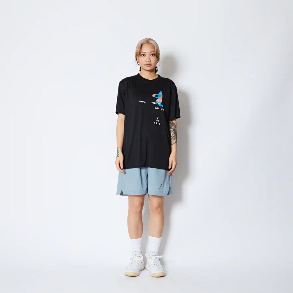 AKTR FREE MOTION SPORTS TEE アクター フリー モーション スポーツ Tシャツ 225-001005【メンズ 半袖Tシャツ スポーツウェア グラフィック 25FW】