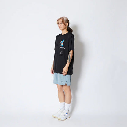 AKTR FREE MOTION SPORTS TEE アクター フリー モーション スポーツ Tシャツ 225-001005【メンズ 半袖Tシャツ スポーツウェア グラフィック 25FW】