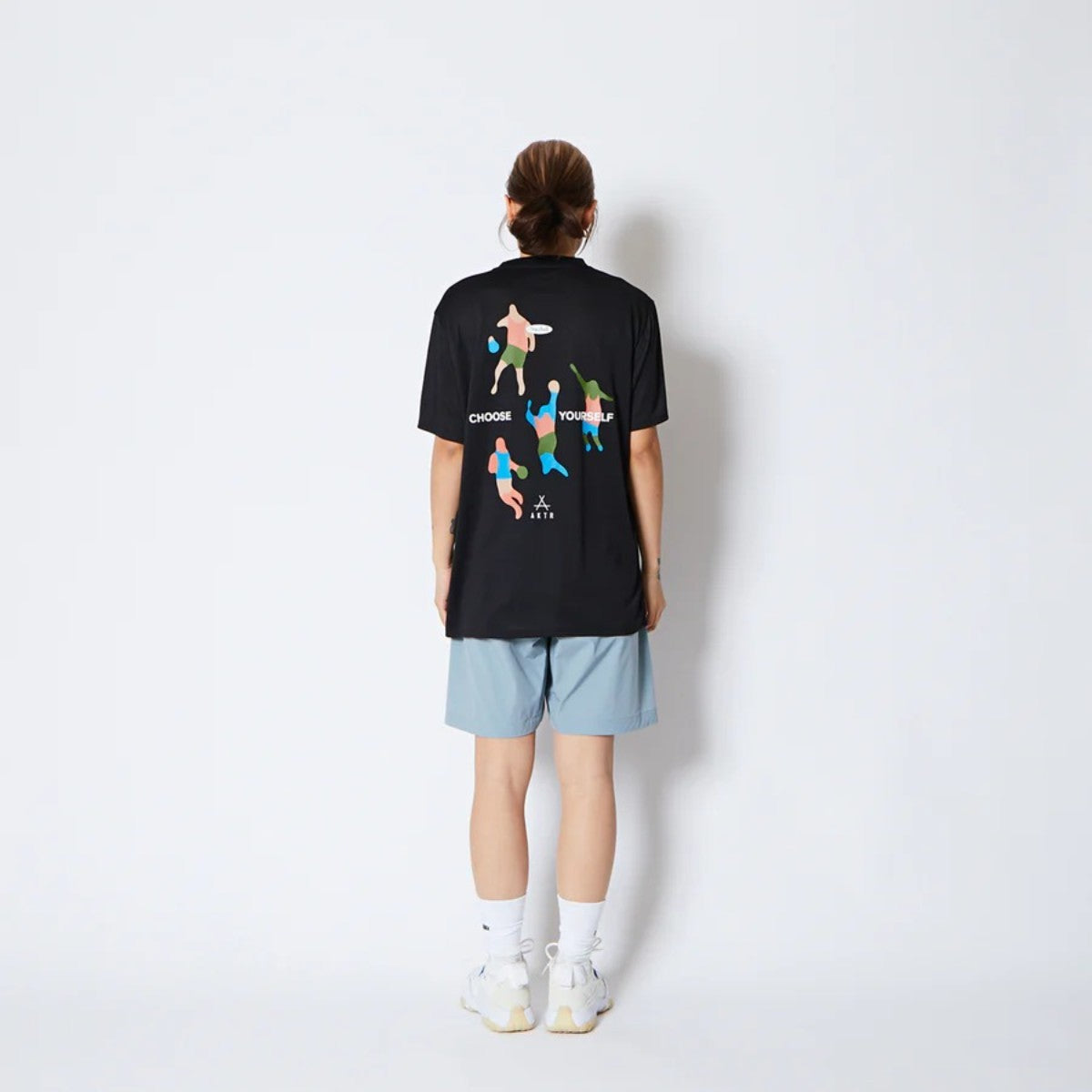AKTR FREE MOTION SPORTS TEE アクター フリー モーション スポーツ Tシャツ 225-001005【メンズ 半袖Tシャツ スポーツウェア グラフィック 25FW】