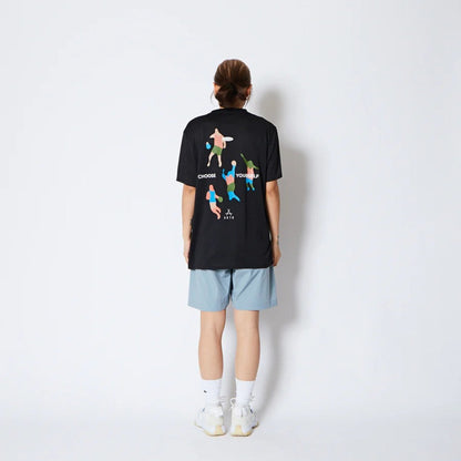 AKTR FREE MOTION SPORTS TEE アクター フリー モーション スポーツ Tシャツ 225-001005【メンズ 半袖Tシャツ スポーツウェア グラフィック 25FW】