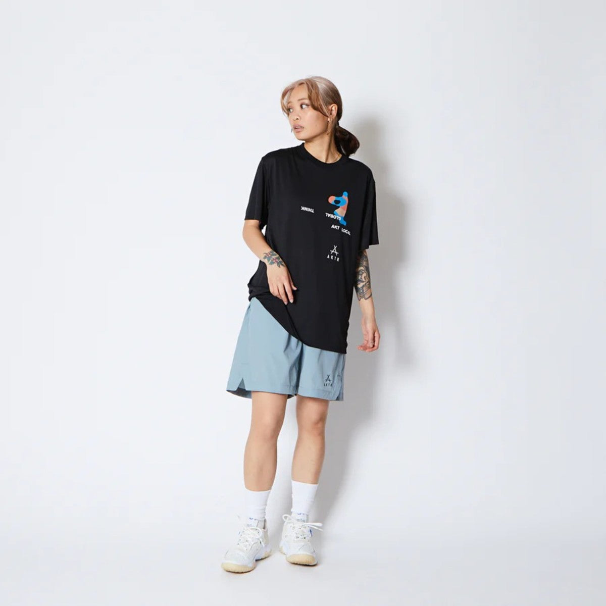 AKTR FREE MOTION SPORTS TEE アクター フリー モーション スポーツ Tシャツ 225-001005【メンズ 半袖Tシャツ スポーツウェア グラフィック 25FW】