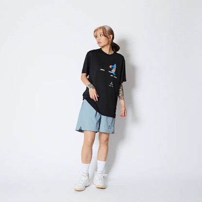 AKTR FREE MOTION SPORTS TEE アクター フリー モーション スポーツ Tシャツ 225-001005【メンズ 半袖Tシャツ スポーツウェア グラフィック 25FW】