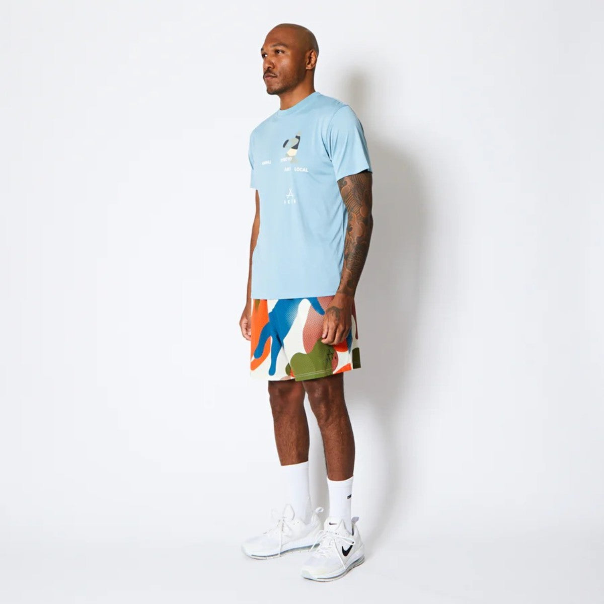AKTR FREE MOTION SPORTS TEE アクター フリー モーション スポーツ Tシャツ 225-001005【メンズ 半袖Tシャツ スポーツウェア グラフィック 25FW】
