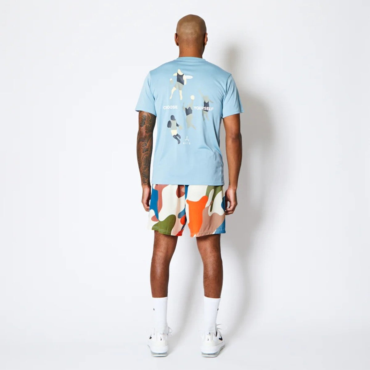 AKTR FREE MOTION SPORTS TEE アクター フリー モーション スポーツ Tシャツ 225-001005【メンズ 半袖Tシャツ スポーツウェア グラフィック 25FW】