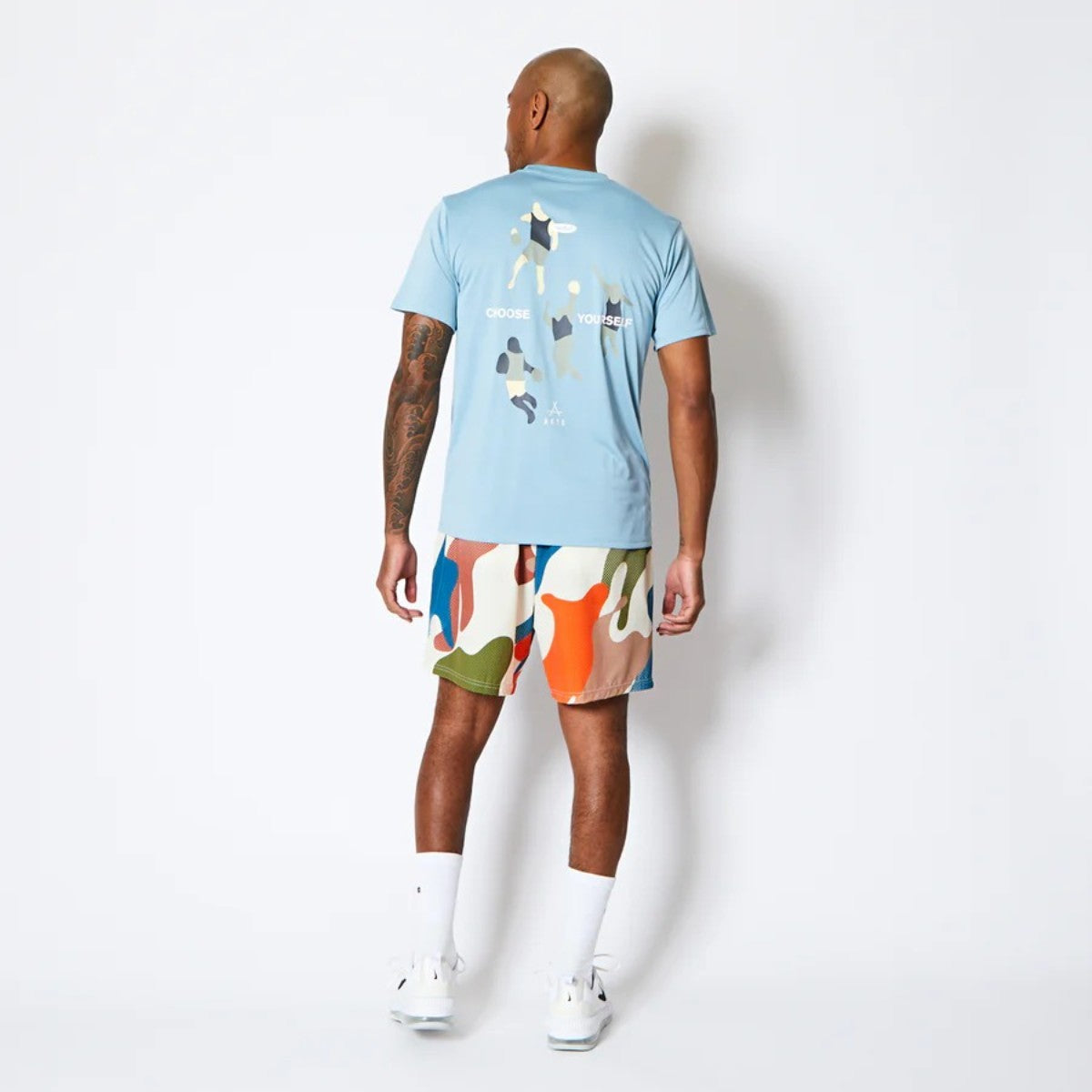 AKTR FREE MOTION SPORTS TEE アクター フリー モーション スポーツ Tシャツ 225-001005【メンズ 半袖Tシャツ スポーツウェア グラフィック 25FW】