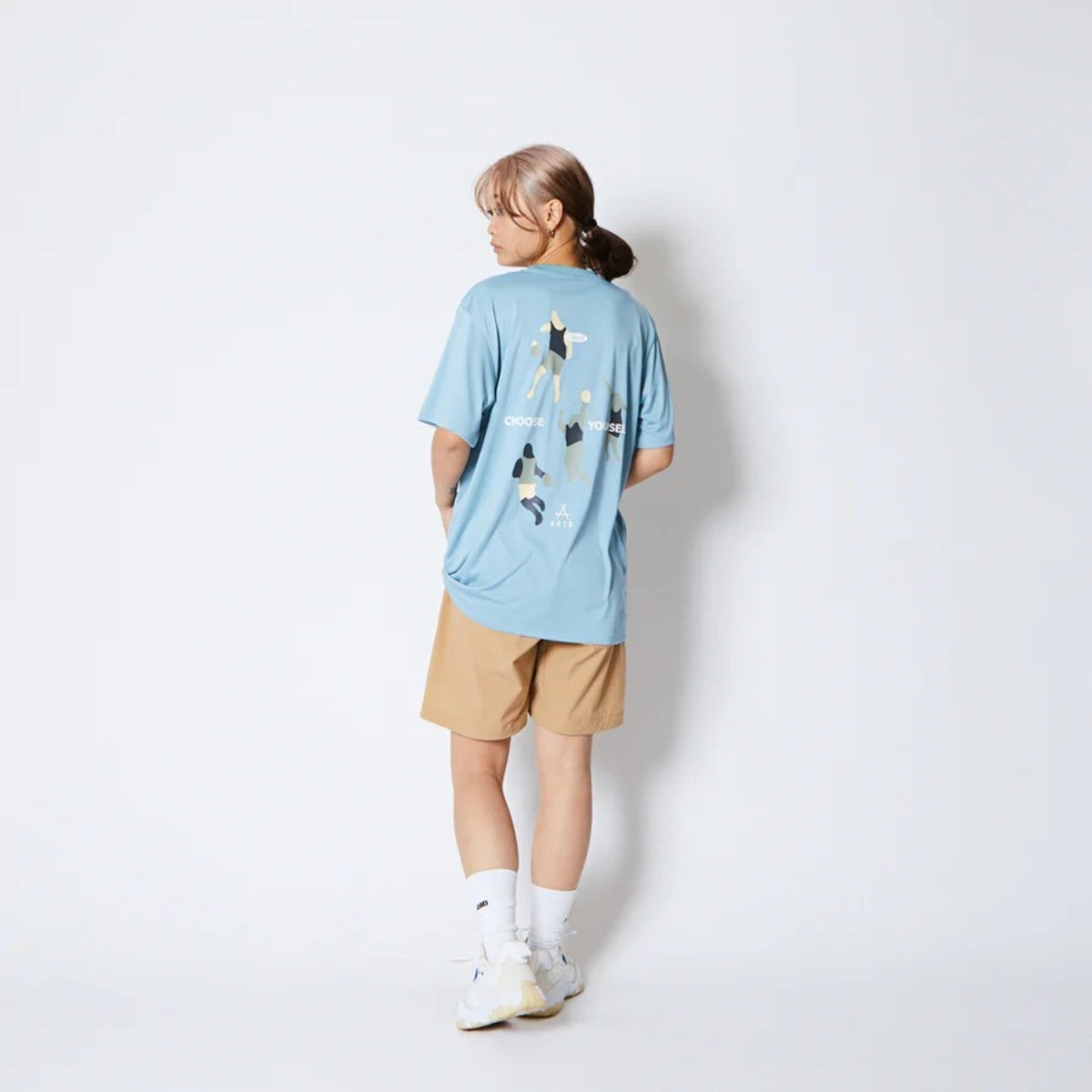AKTR FREE MOTION SPORTS TEE アクター フリー モーション スポーツ Tシャツ 225-001005【メンズ 半袖Tシャツ スポーツウェア グラフィック 25FW】