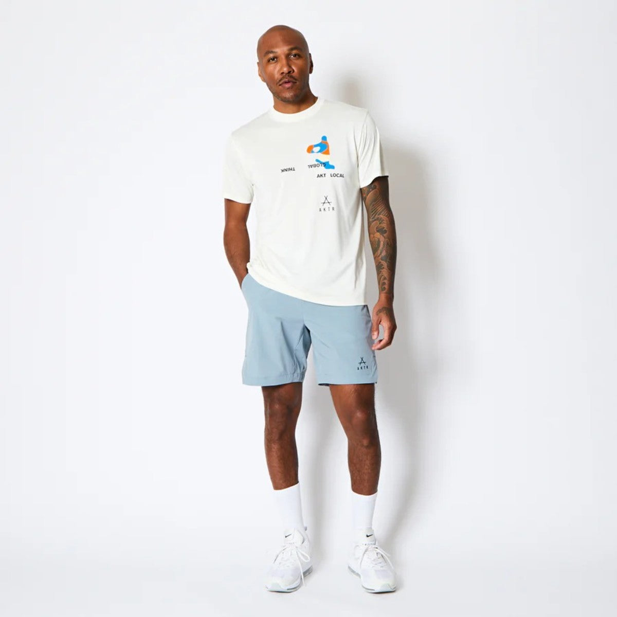 AKTR FREE MOTION SPORTS TEE アクター フリー モーション スポーツ Tシャツ 225-001005【メンズ 半袖Tシャツ スポーツウェア グラフィック 25FW】