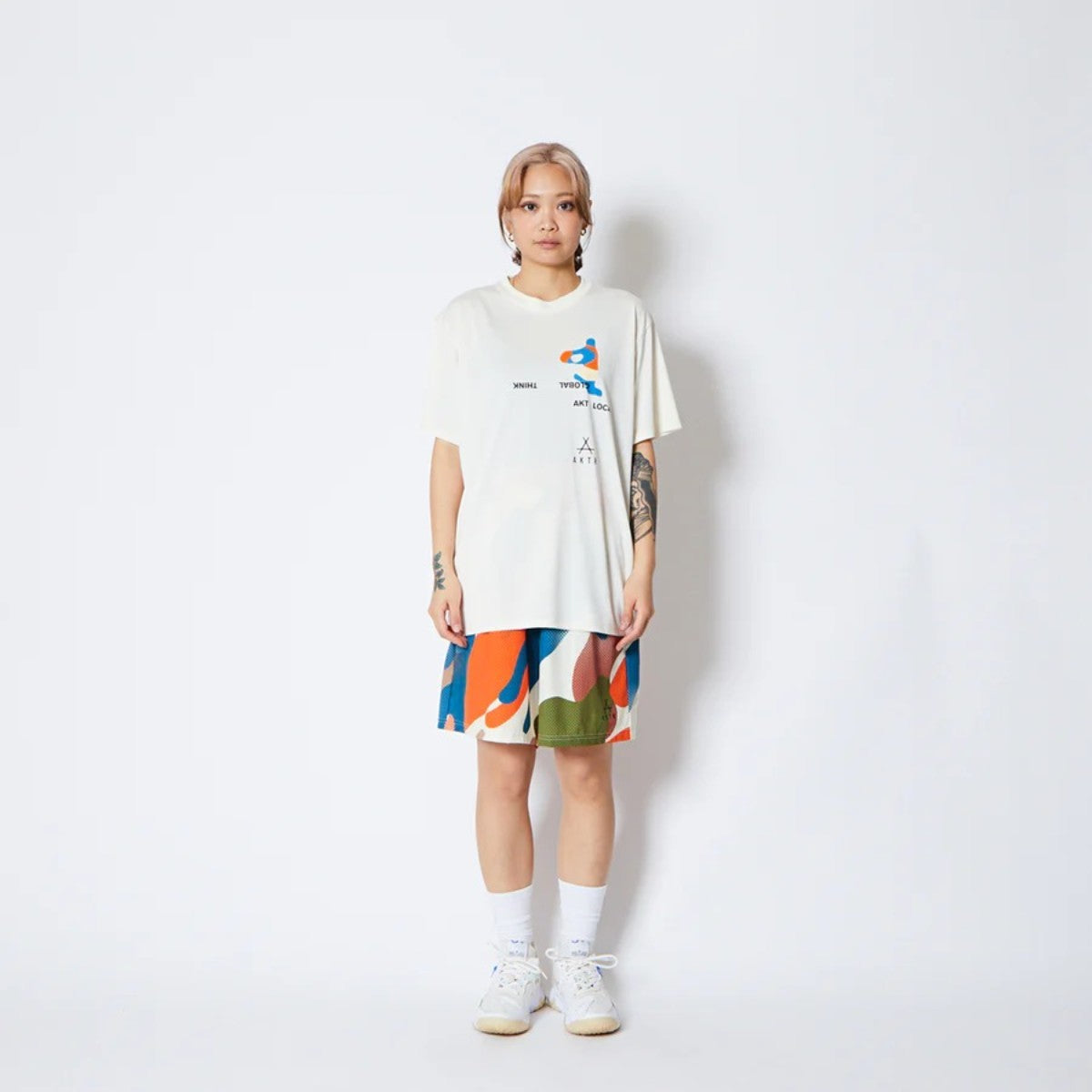 AKTR FREE MOTION SPORTS TEE アクター フリー モーション スポーツ Tシャツ 225-001005【メンズ 半袖Tシャツ スポーツウェア グラフィック 25FW】