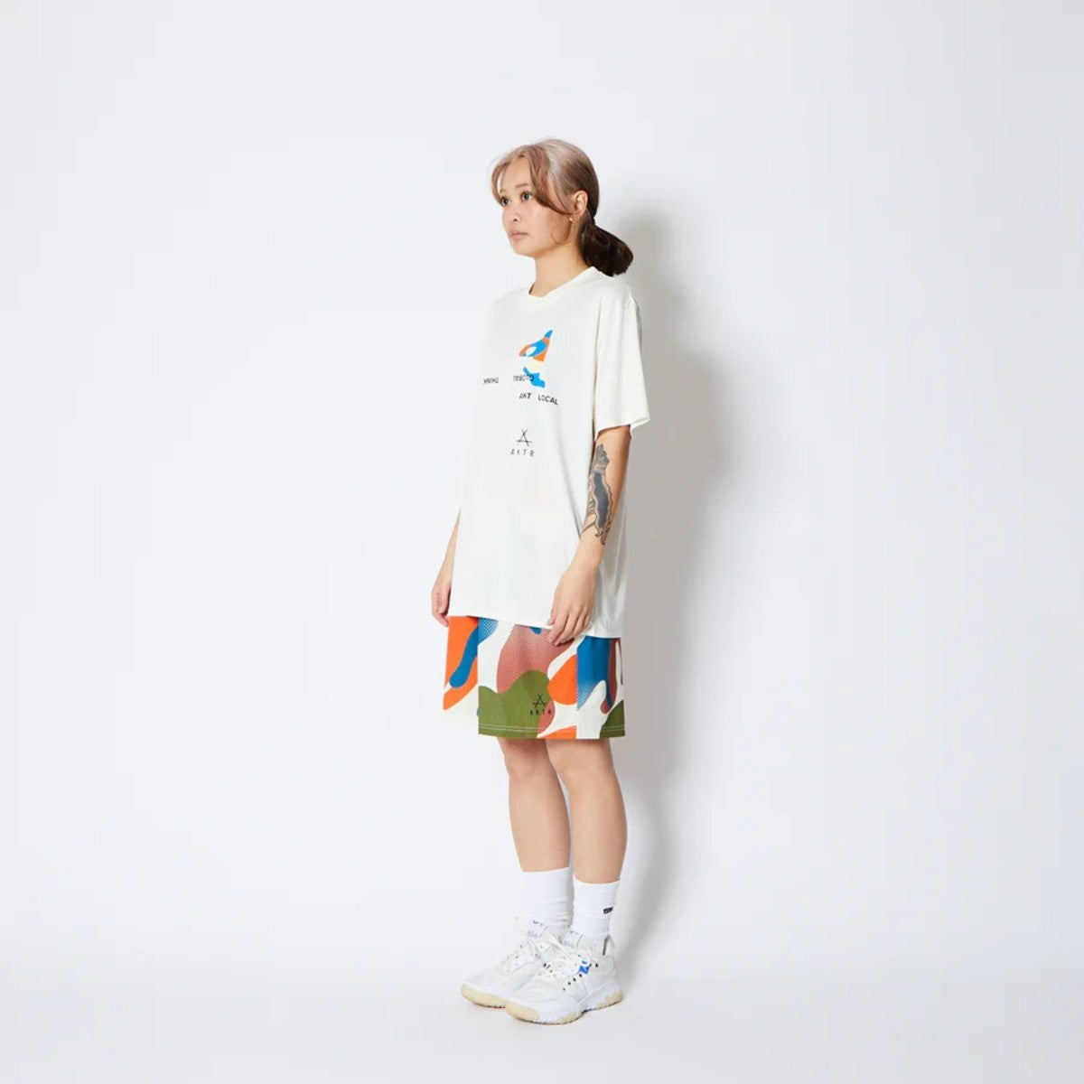 AKTR FREE MOTION SPORTS TEE アクター フリー モーション スポーツ Tシャツ 225-001005【メンズ 半袖Tシャツ スポーツウェア グラフィック 25FW】