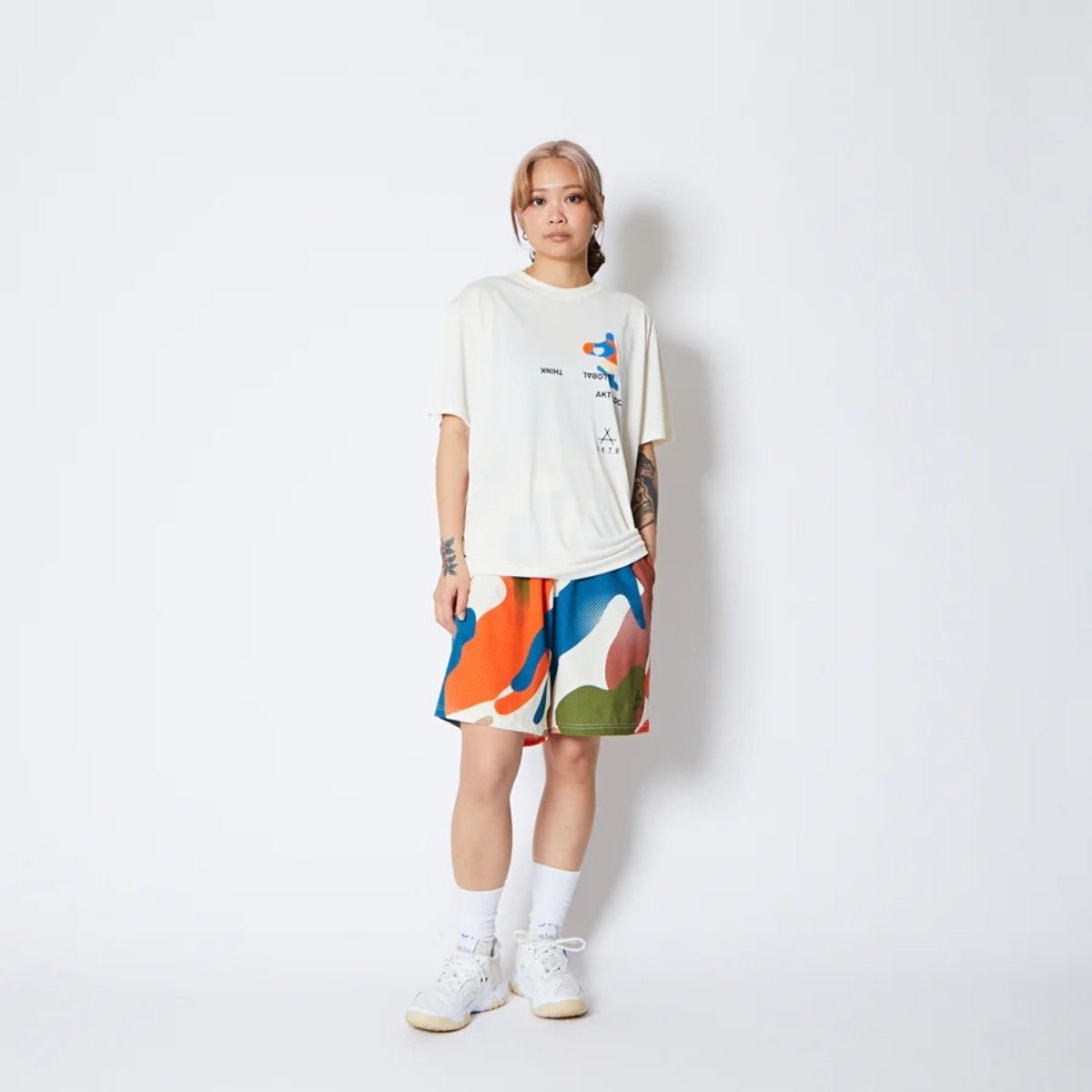 AKTR FREE MOTION SPORTS TEE アクター フリー モーション スポーツ Tシャツ 225-001005【メンズ 半袖Tシャツ スポーツウェア グラフィック 25FW】