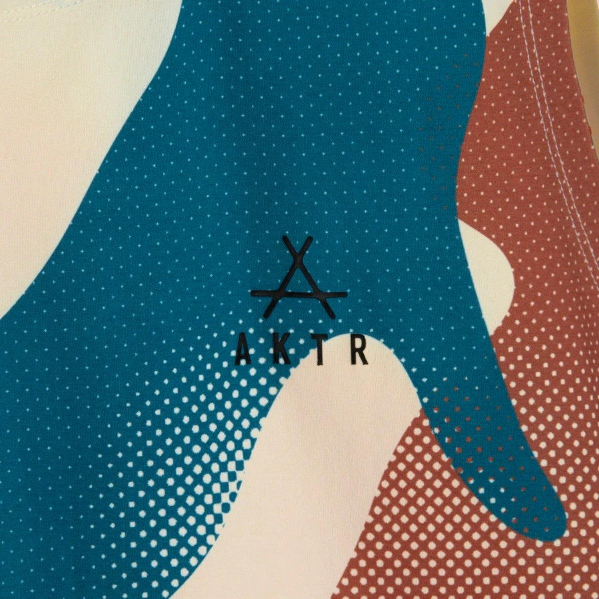 AKTR FREE MOTION SLEEVELESS SP SHIRTS アクター フリー モーション スリーブレス SP シャツ 225-002001【メンズ ノースリーブTシャツ グラフィック ストレッチ性 速乾性 25FW】