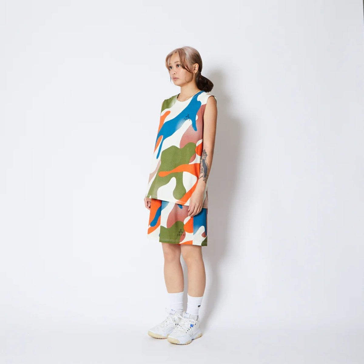 AKTR FREE MOTION SLEEVELESS SP SHIRTS アクター フリー モーション スリーブレス SP シャツ 225-002001【メンズ ノースリーブTシャツ グラフィック ストレッチ性 速乾性 25FW】