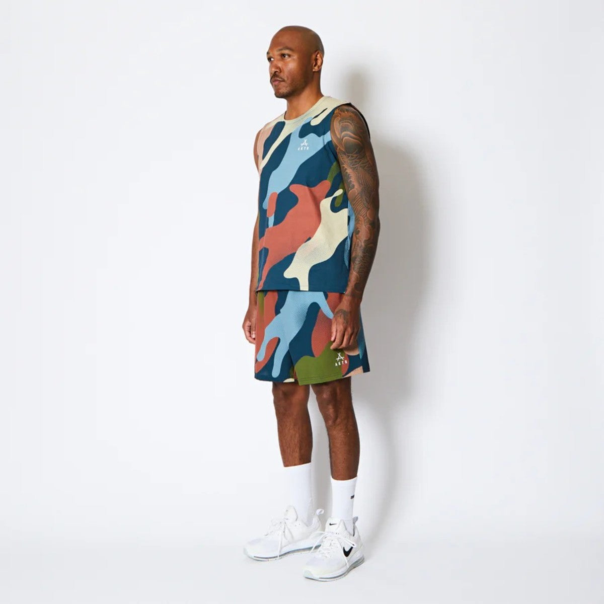 AKTR FREE MOTION SLEEVELESS SP SHIRTS アクター フリー モーション スリーブレス SP シャツ 225-002001【メンズ ノースリーブTシャツ グラフィック ストレッチ性 速乾性 25FW】