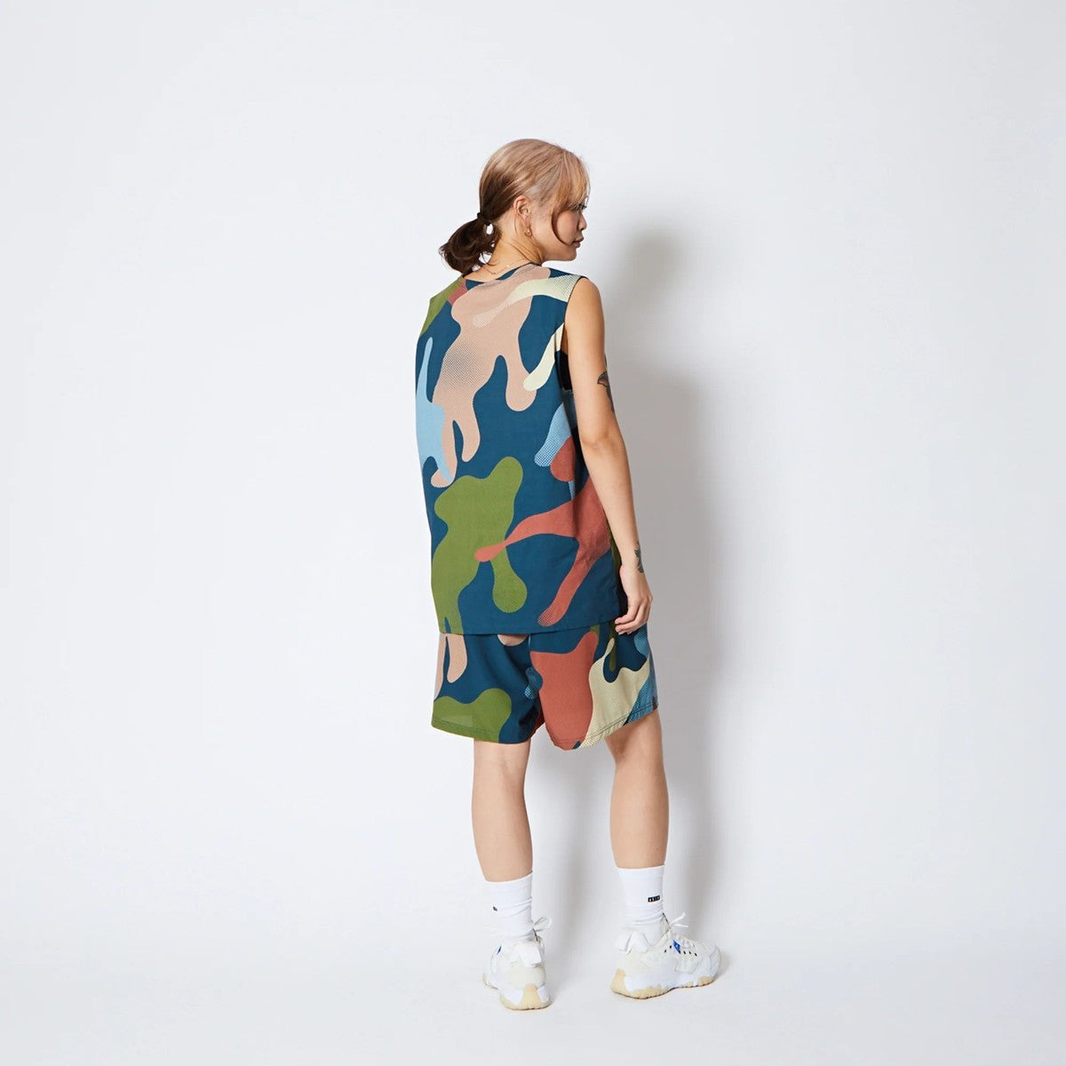 AKTR FREE MOTION SLEEVELESS SP SHIRTS アクター フリー モーション スリーブレス SP シャツ 225-002001【メンズ ノースリーブTシャツ グラフィック ストレッチ性 速乾性 25FW】