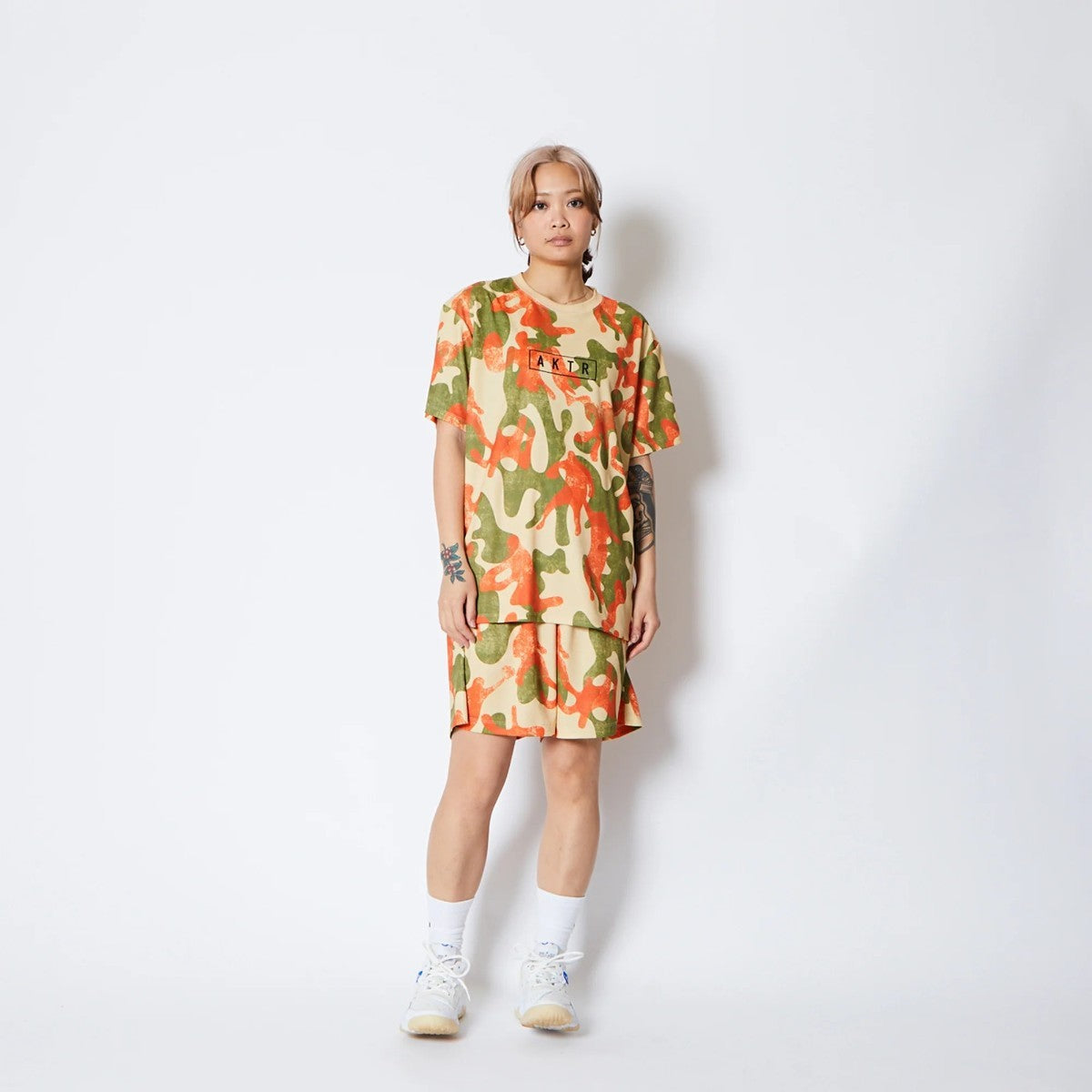 AKTR PLAY CAMO AKTR LOGO SPORTS TEE アクター プレイ カモ アクター ロゴ スポーツ Tシャツ 225-012005【メンズ トップス Tシャツ 半袖 カモフラージュ 総柄 25FW】