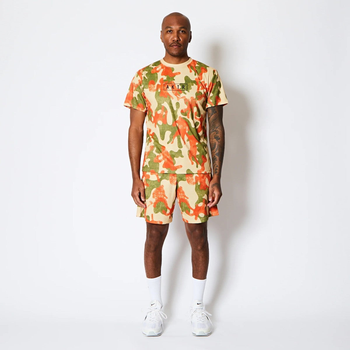 AKTR PLAY CAMO AKTR LOGO SPORTS TEE アクター プレイ カモ アクター ロゴ スポーツ Tシャツ 225-012005【メンズ トップス Tシャツ 半袖 カモフラージュ 総柄 25FW】