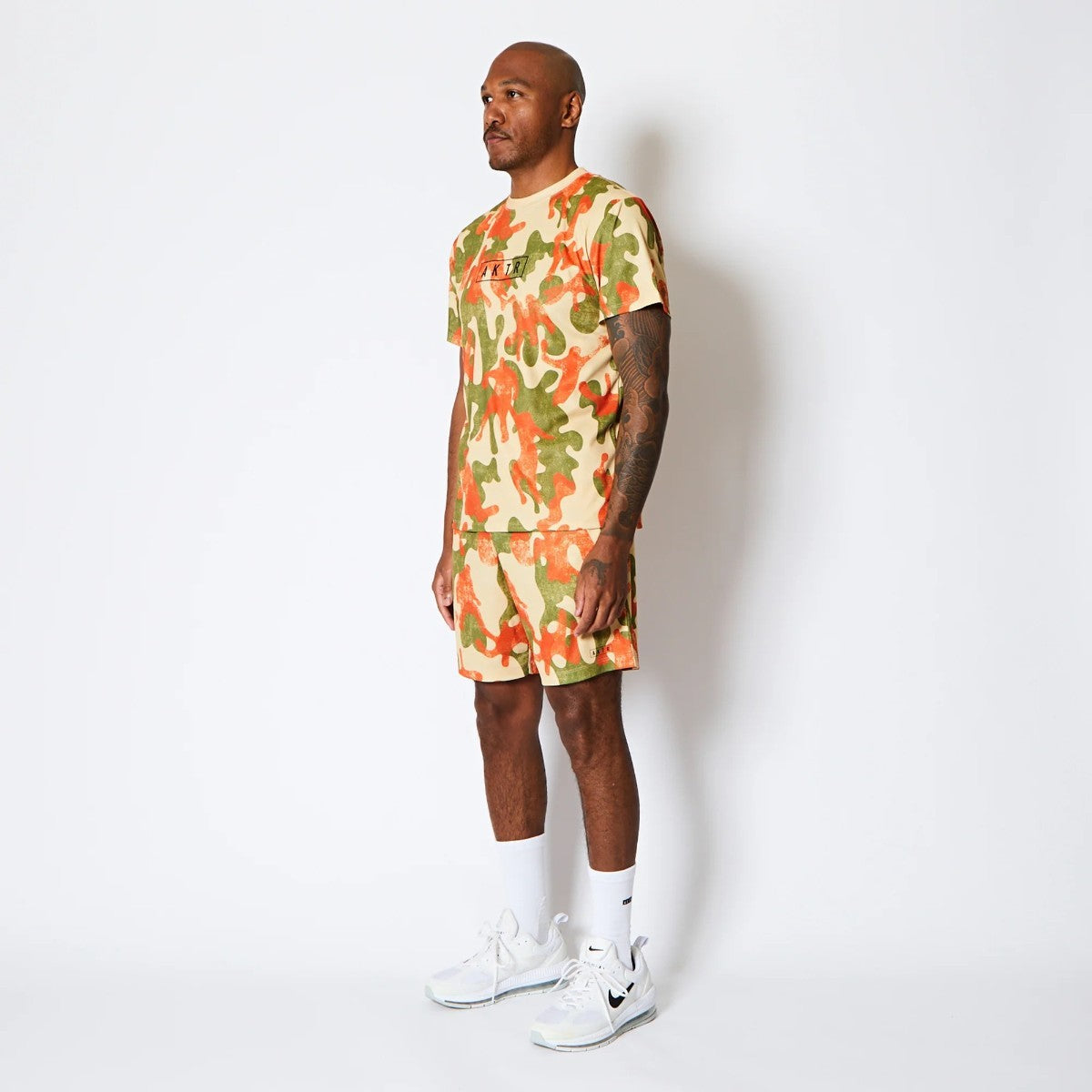 AKTR PLAY CAMO AKTR LOGO SPORTS TEE アクター プレイ カモ アクター ロゴ スポーツ Tシャツ 225-012005【メンズ トップス Tシャツ 半袖 カモフラージュ 総柄 25FW】