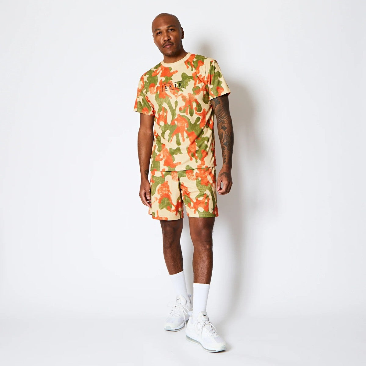 AKTR PLAY CAMO AKTR LOGO SPORTS TEE アクター プレイ カモ アクター ロゴ スポーツ Tシャツ 225-012005【メンズ トップス Tシャツ 半袖 カモフラージュ 総柄 25FW】