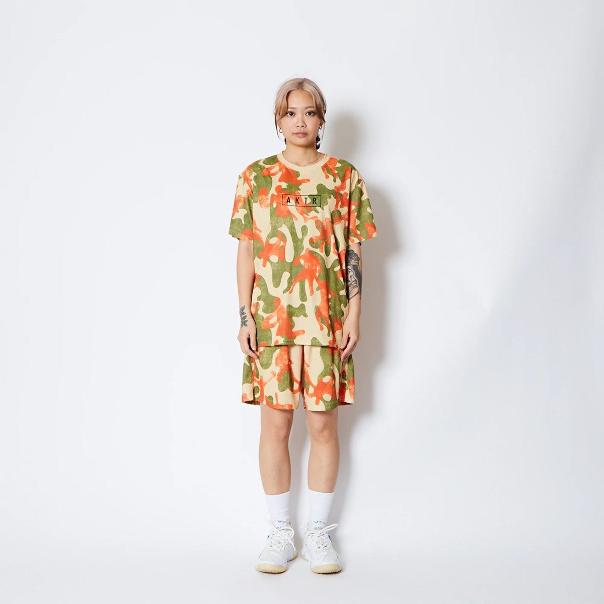 AKTR PLAY CAMO AKTR LOGO SPORTS TEE アクター プレイ カモ アクター ロゴ スポーツ Tシャツ 225-012005【メンズ トップス Tシャツ 半袖 カモフラージュ 総柄 25FW】