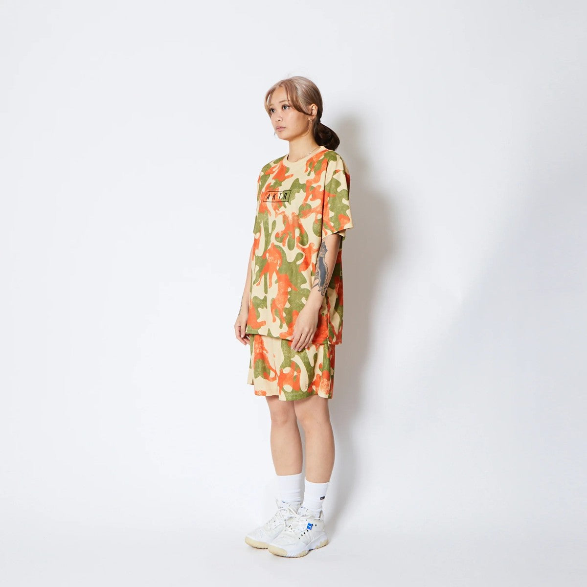 AKTR PLAY CAMO AKTR LOGO SPORTS TEE アクター プレイ カモ アクター ロゴ スポーツ Tシャツ 225-012005【メンズ トップス Tシャツ 半袖 カモフラージュ 総柄 25FW】