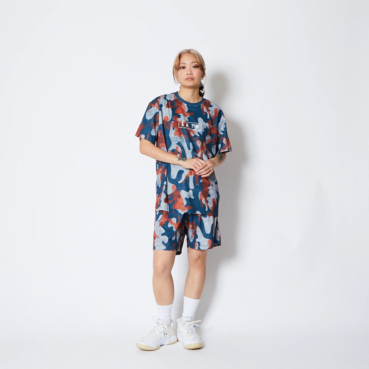 AKTR PLAY CAMO AKTR LOGO SPORTS TEE アクター プレイ カモ アクター ロゴ スポーツ Tシャツ 225-012005【メンズ トップス Tシャツ 半袖 カモフラージュ 総柄 25FW】