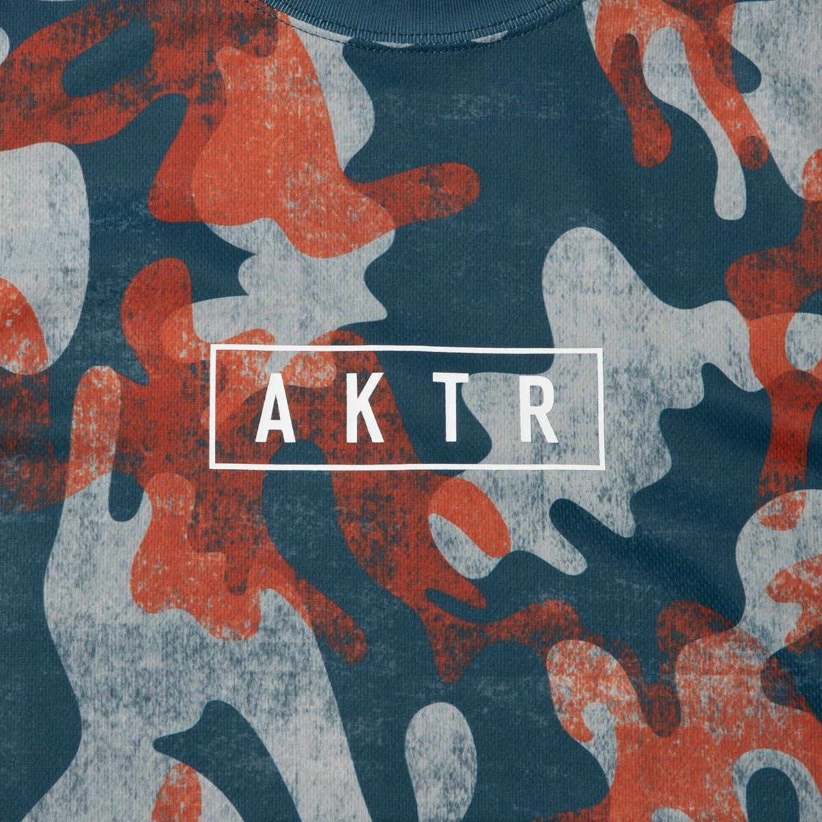 AKTR PLAY CAMO AKTR LOGO SPORTS TEE アクター プレイ カモ アクター ロゴ スポーツ Tシャツ 225-012005【メンズ トップス Tシャツ 半袖 カモフラージュ 総柄 25FW】