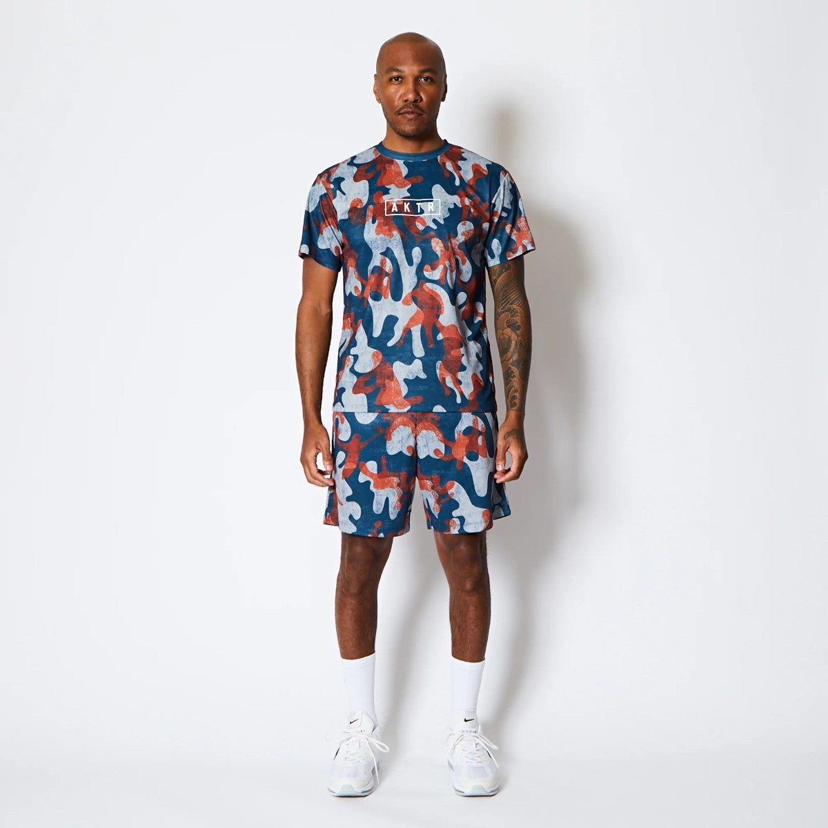 AKTR PLAY CAMO AKTR LOGO SPORTS TEE アクター プレイ カモ アクター ロゴ スポーツ Tシャツ 225-012005【メンズ トップス Tシャツ 半袖 カモフラージュ 総柄 25FW】
