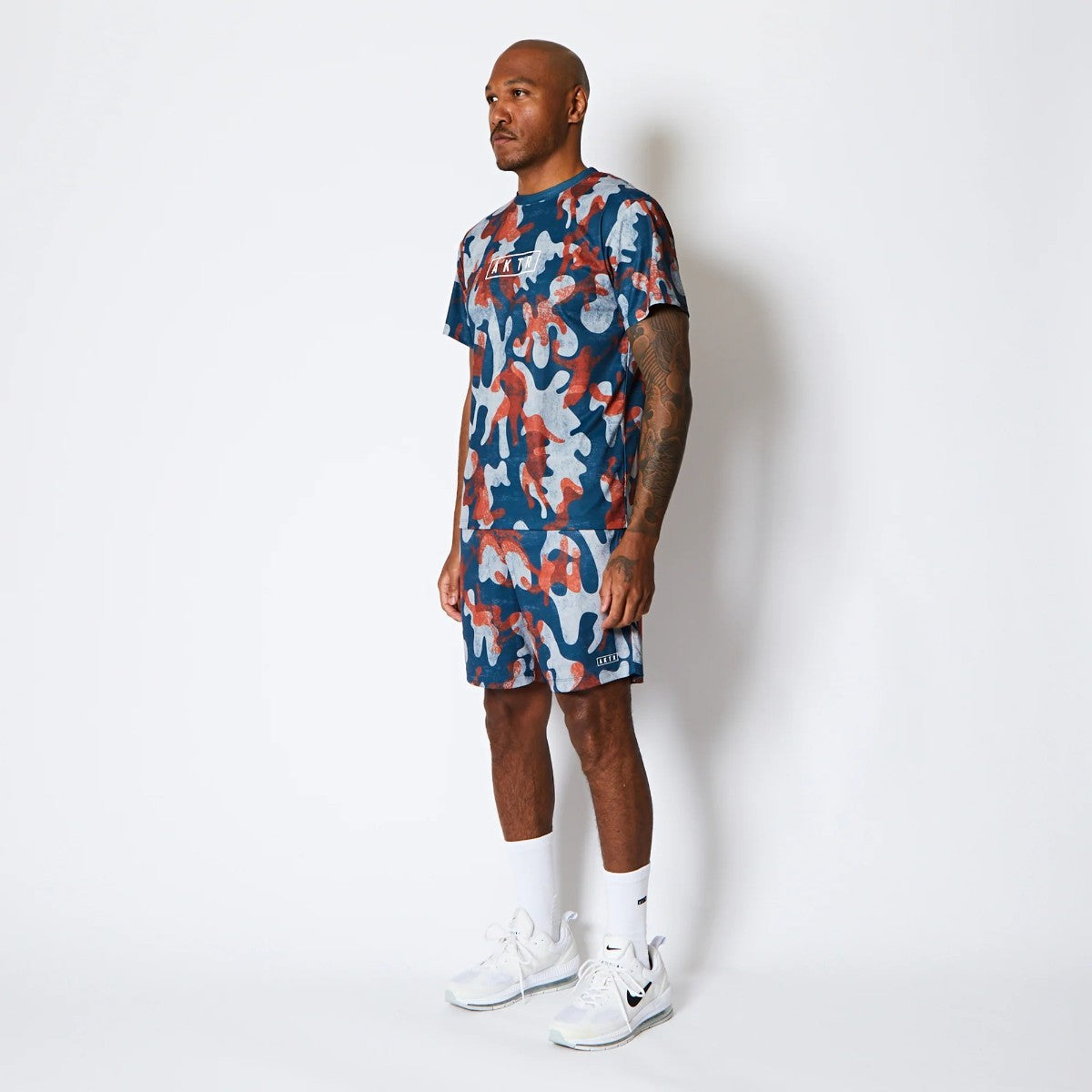 AKTR PLAY CAMO AKTR LOGO SPORTS TEE アクター プレイ カモ アクター ロゴ スポーツ Tシャツ 225-012005【メンズ トップス Tシャツ 半袖 カモフラージュ 総柄 25FW】