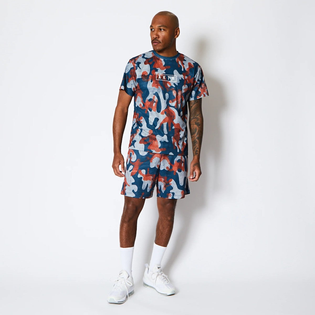 AKTR PLAY CAMO AKTR LOGO SPORTS TEE アクター プレイ カモ アクター ロゴ スポーツ Tシャツ 225-012005【メンズ トップス Tシャツ 半袖 カモフラージュ 総柄 25FW】