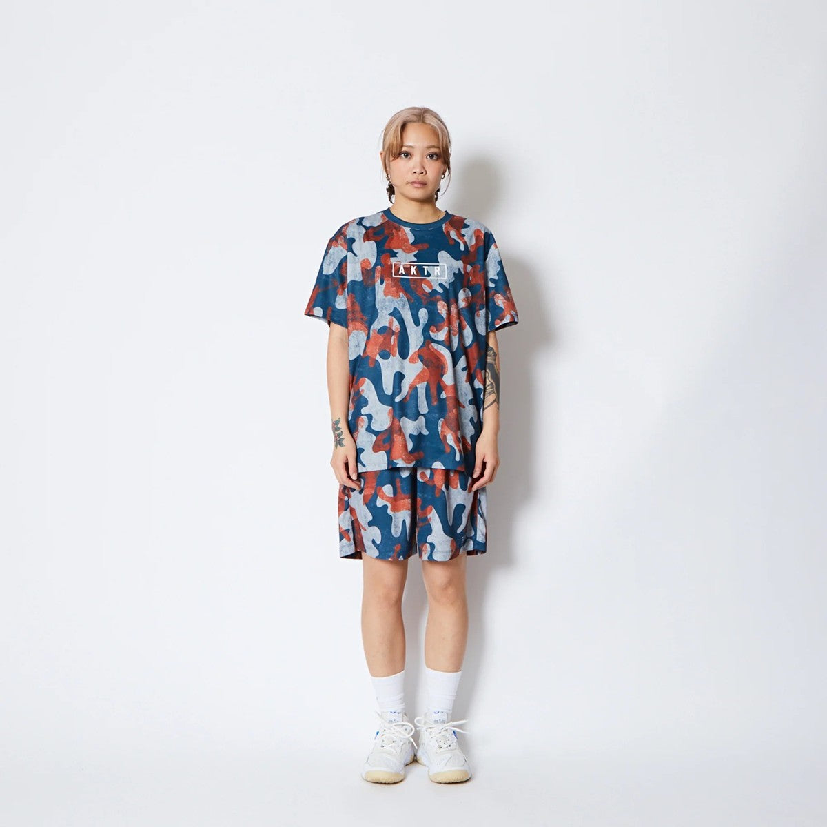 AKTR PLAY CAMO AKTR LOGO SPORTS TEE アクター プレイ カモ アクター ロゴ スポーツ Tシャツ 225-012005【メンズ トップス Tシャツ 半袖 カモフラージュ 総柄 25FW】