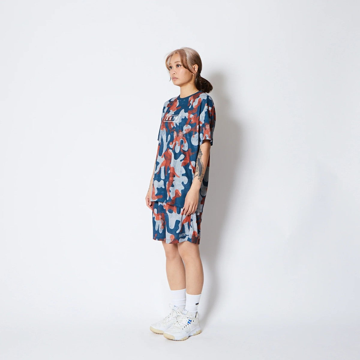 AKTR PLAY CAMO AKTR LOGO SPORTS TEE アクター プレイ カモ アクター ロゴ スポーツ Tシャツ 225-012005【メンズ トップス Tシャツ 半袖 カモフラージュ 総柄 25FW】