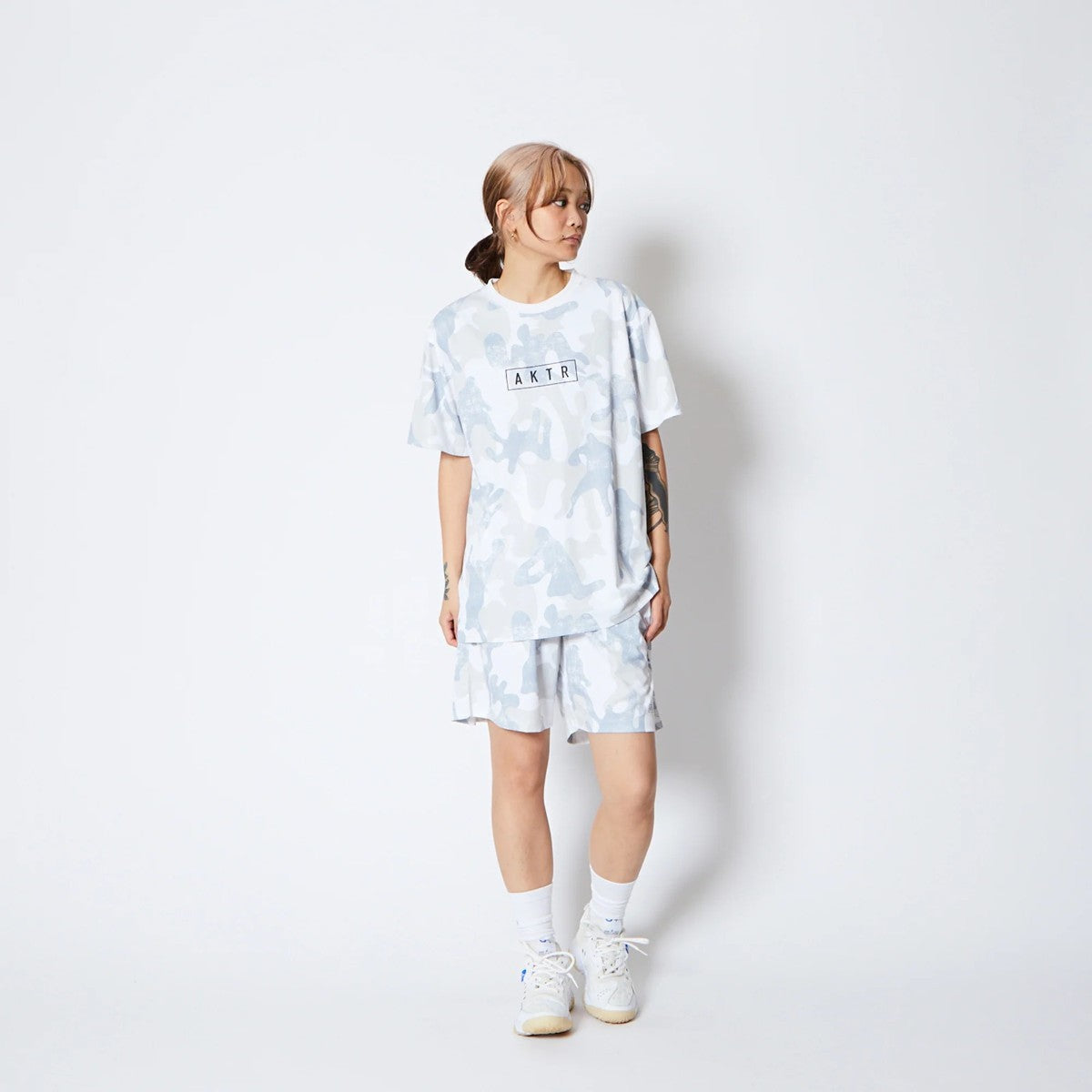 AKTR PLAY CAMO AKTR LOGO SPORTS TEE アクター プレイ カモ アクター ロゴ スポーツ Tシャツ 225-012005【メンズ トップス Tシャツ 半袖 カモフラージュ 総柄 25FW】