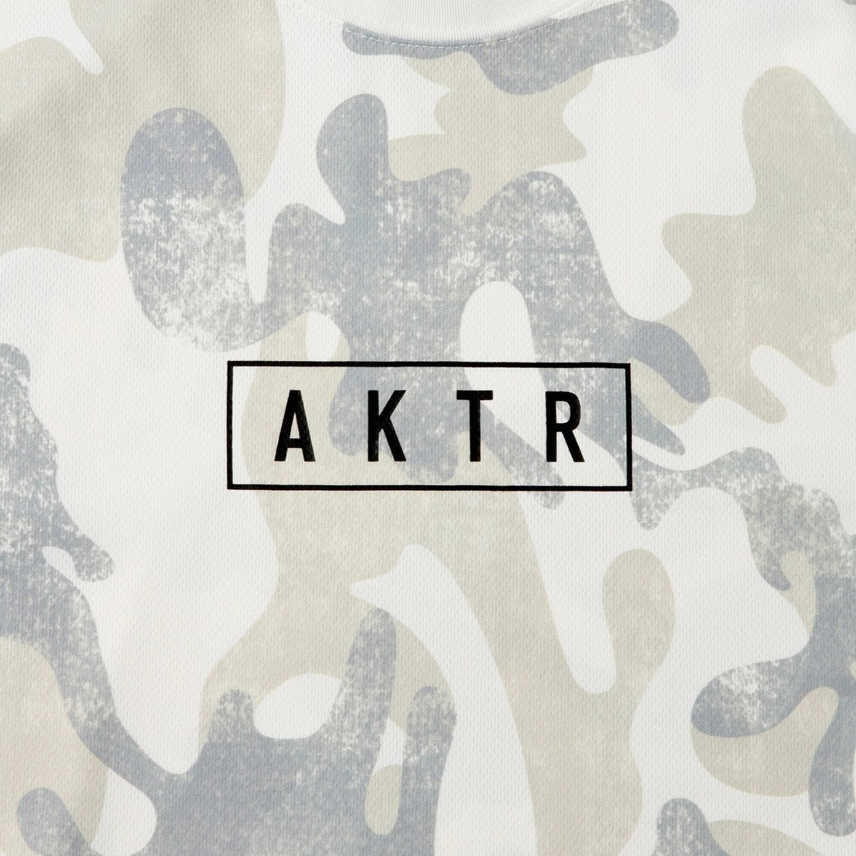 AKTR PLAY CAMO AKTR LOGO SPORTS TEE アクター プレイ カモ アクター ロゴ スポーツ Tシャツ 225-012005【メンズ トップス Tシャツ 半袖 カモフラージュ 総柄 25FW】