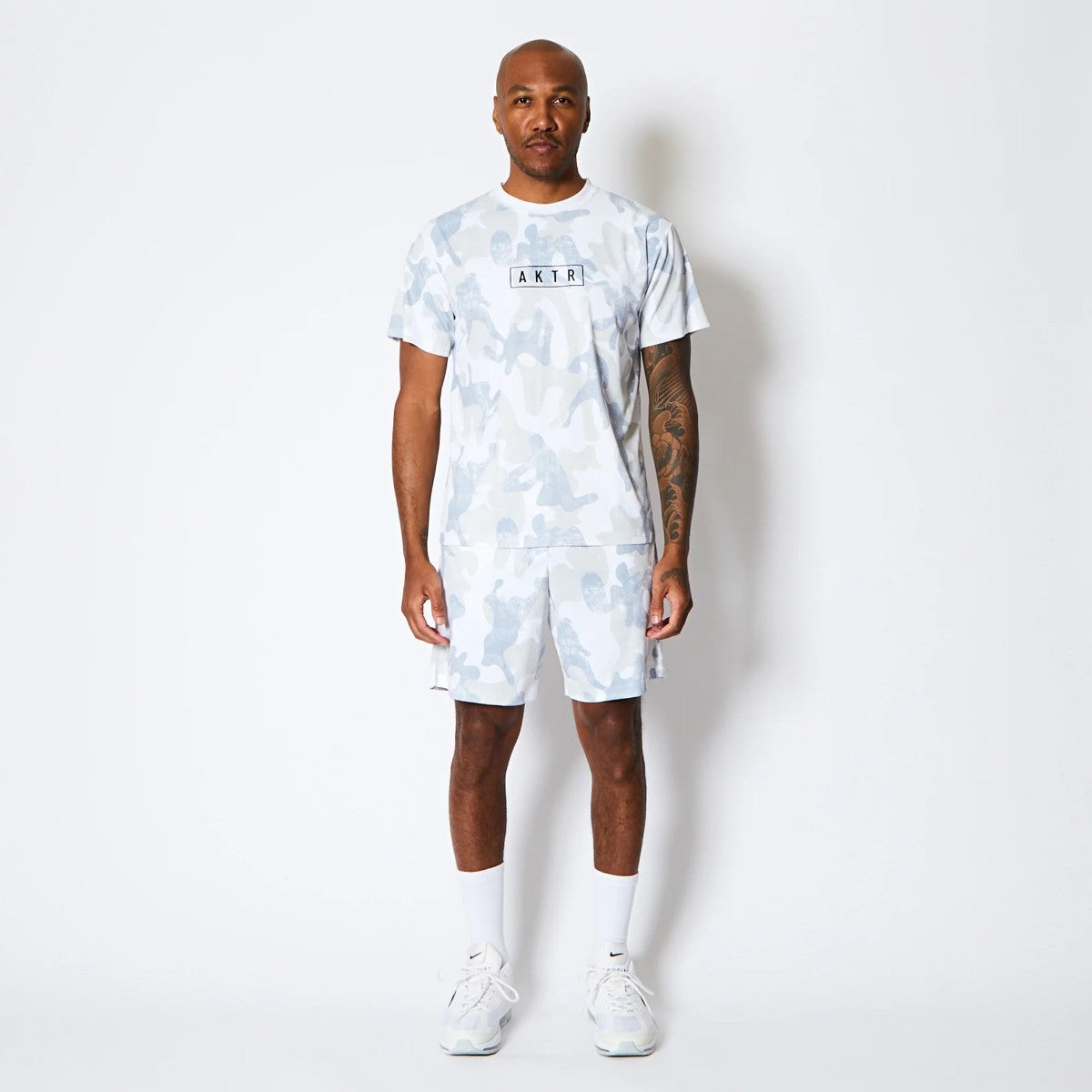 AKTR PLAY CAMO AKTR LOGO SPORTS TEE アクター プレイ カモ アクター ロゴ スポーツ Tシャツ 225-012005【メンズ トップス Tシャツ 半袖 カモフラージュ 総柄 25FW】