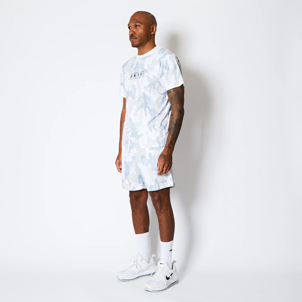 AKTR PLAY CAMO AKTR LOGO SPORTS TEE アクター プレイ カモ アクター ロゴ スポーツ Tシャツ 225-012005【メンズ トップス Tシャツ 半袖 カモフラージュ 総柄 25FW】
