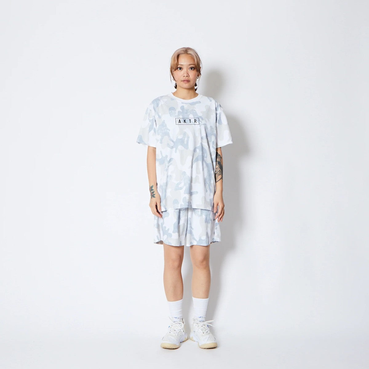 AKTR PLAY CAMO AKTR LOGO SPORTS TEE アクター プレイ カモ アクター ロゴ スポーツ Tシャツ 225-012005【メンズ トップス Tシャツ 半袖 カモフラージュ 総柄 25FW】