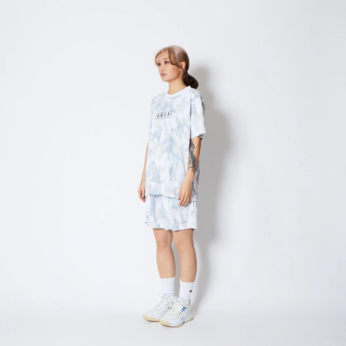 AKTR PLAY CAMO AKTR LOGO SPORTS TEE アクター プレイ カモ アクター ロゴ スポーツ Tシャツ 225-012005【メンズ トップス Tシャツ 半袖 カモフラージュ 総柄 25FW】
