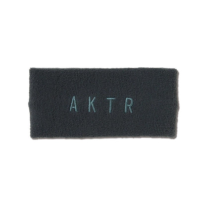 AKTR HEAD BAND CLASSIC MID アクター ヘッドバンド クラシック ミッド 225-017021【メンズ ヘアバンド ロゴ 刺繍 25FW】