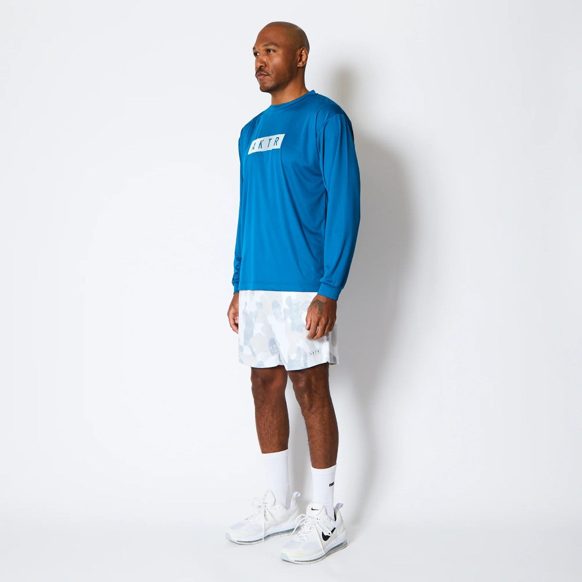 AKTR FADE BOX LOGO L/S SPORTS TEE アクター フェード ボックス ロゴ ロングスリーブ スポーツ Tシャツ 225-020005【メンズ Tシャツ グラデーション 長袖 トレーニング 25FW】