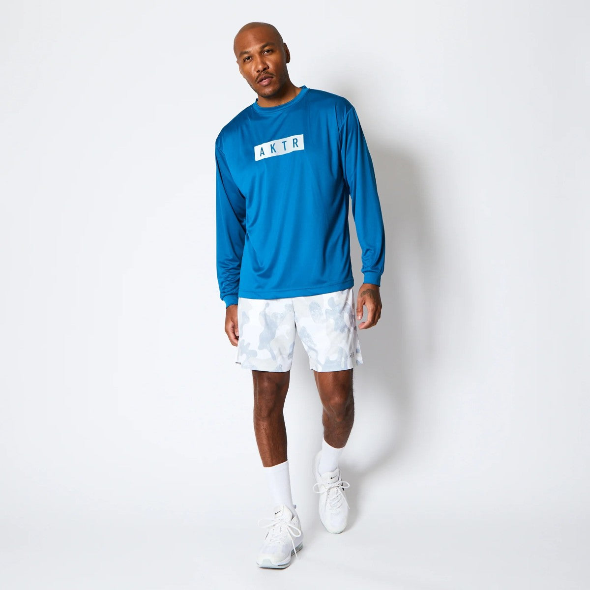 AKTR FADE BOX LOGO L/S SPORTS TEE アクター フェード ボックス ロゴ ロングスリーブ スポーツ Tシャツ 225-020005【メンズ Tシャツ グラデーション 長袖 トレーニング 25FW】
