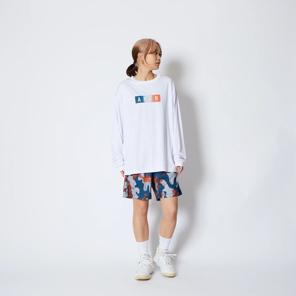 AKTR FADE BOX LOGO L/S SPORTS TEE アクター フェード ボックス ロゴ ロングスリーブ スポーツ Tシャツ 225-020005【メンズ Tシャツ グラデーション 長袖 トレーニング 25FW】