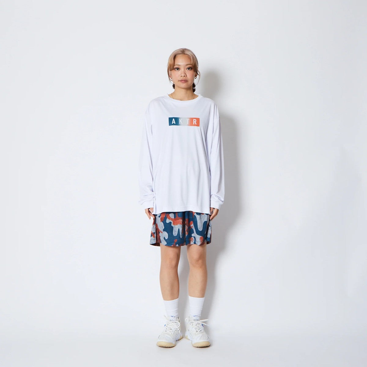 AKTR FADE BOX LOGO L/S SPORTS TEE アクター フェード ボックス ロゴ ロングスリーブ スポーツ Tシャツ 225-020005【メンズ Tシャツ グラデーション 長袖 トレーニング 25FW】