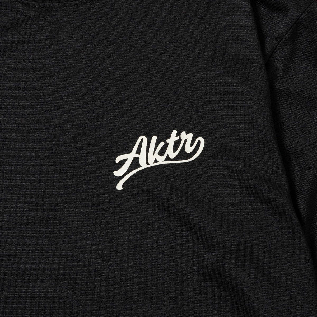 AKTR TORSION NICK L/S SPORTS TEE アクター トーション ニック ロングスリーブ スポーツ Tシャツ 225-022005【メンズ Tシャツ スポーツ 長袖 グラフィック トレーニング 25FW】