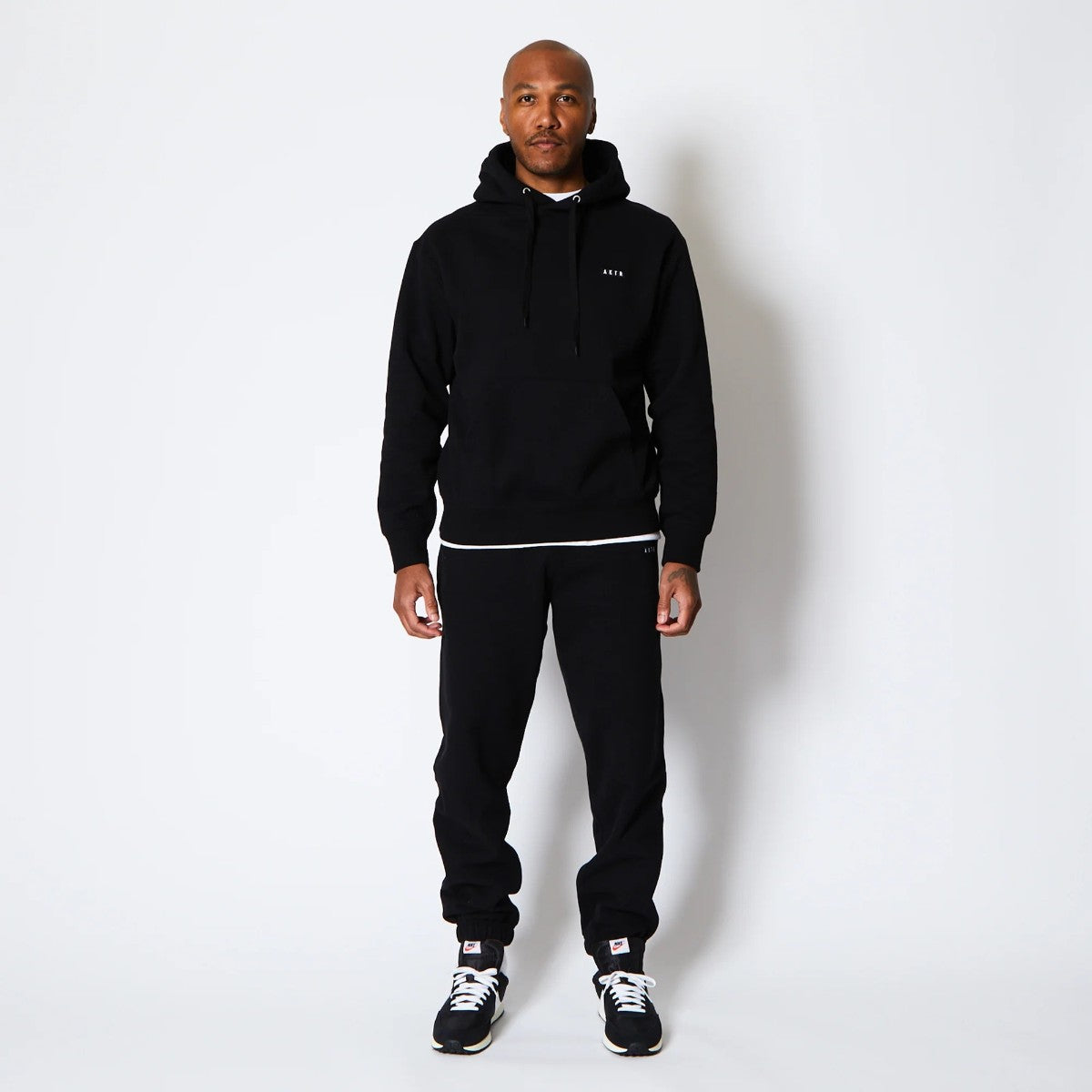 AKTR 1-PT LOGO SWEAT PULLOVER HOODIE アクター ワンポイント ロゴ スウェット プルオーバー フーディ 225-023010【メンズ パーカー フーディ スウェット 裏起毛 トレーニング スポーツ 25FW】