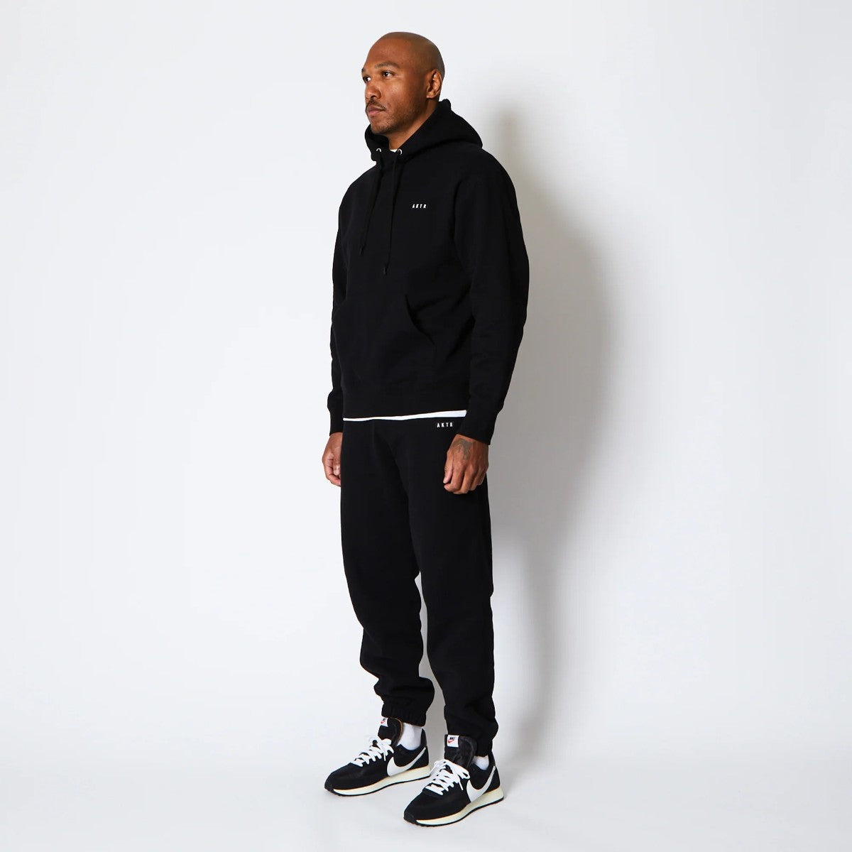 AKTR 1-PT LOGO SWEAT PULLOVER HOODIE アクター ワンポイント ロゴ スウェット プルオーバー フーディ 225-023010【メンズ パーカー フーディ スウェット 裏起毛 トレーニング スポーツ 25FW】