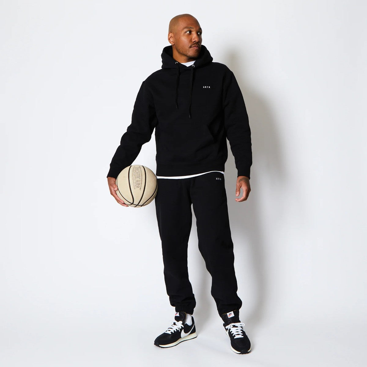 AKTR 1-PT LOGO SWEAT PULLOVER HOODIE アクター ワンポイント ロゴ スウェット プルオーバー フーディ 225-023010【メンズ パーカー フーディ スウェット 裏起毛 トレーニング スポーツ 25FW】